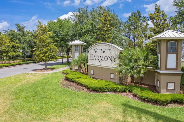 community sign featuring a yard