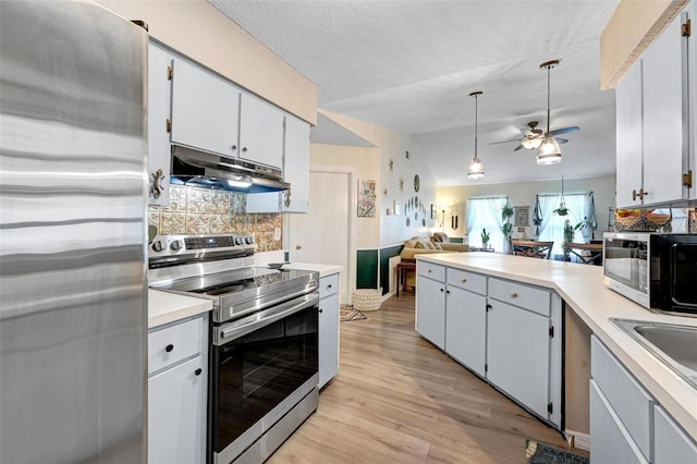 kitchen with under cabinet range hood, stainless steel appliances, open floor plan, light wood-type flooring, and tasteful backsplash