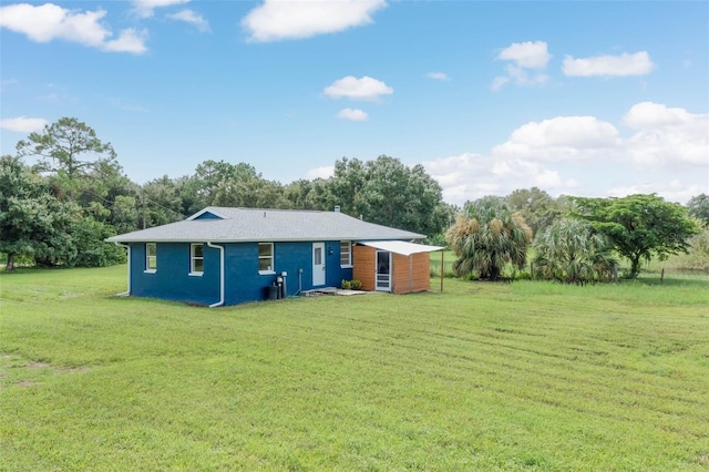 back of house featuring a yard