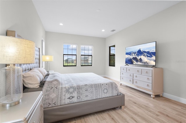 bedroom featuring light wood-style floors, baseboards, visible vents, and recessed lighting