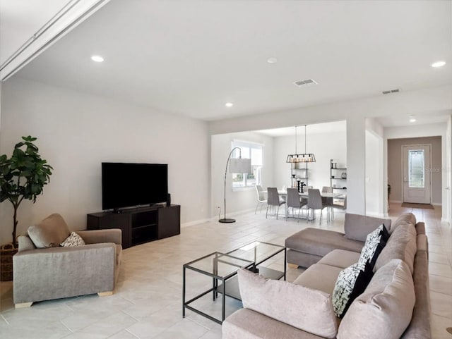 living room featuring recessed lighting, visible vents, and baseboards