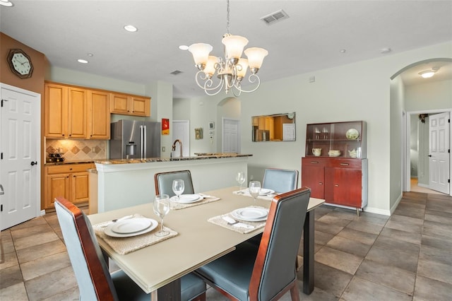 dining area featuring arched walkways, recessed lighting, visible vents, an inviting chandelier, and baseboards