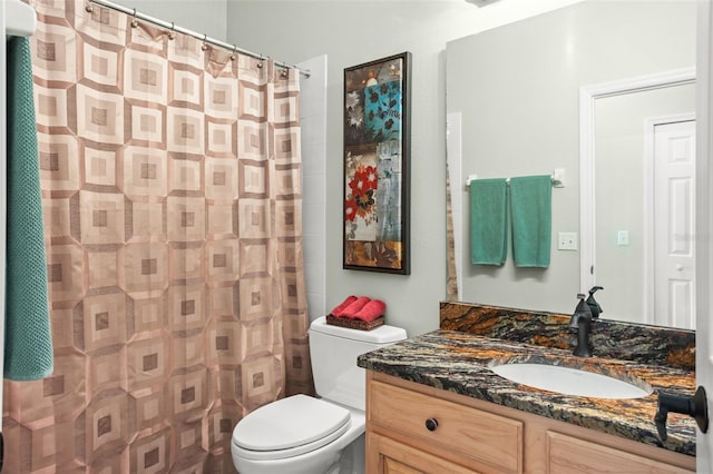 full bath with toilet, a shower with curtain, and vanity