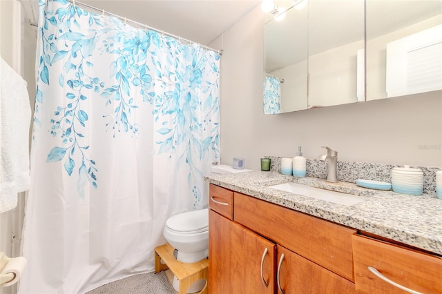 full bath with toilet, curtained shower, and vanity