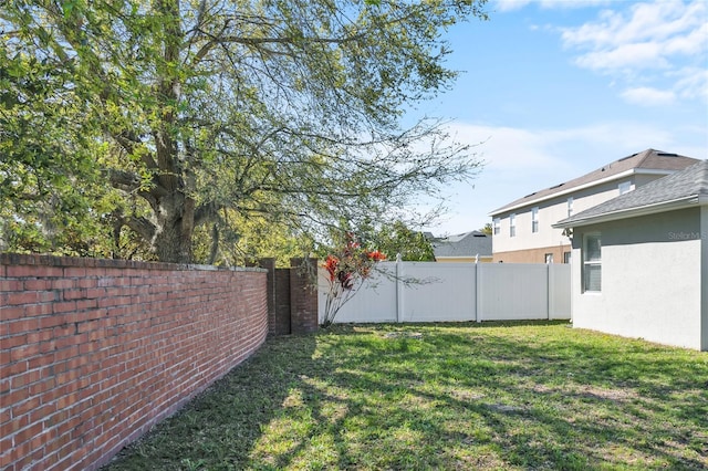 view of yard featuring a fenced backyard