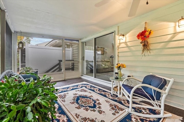 sunroom with ceiling fan