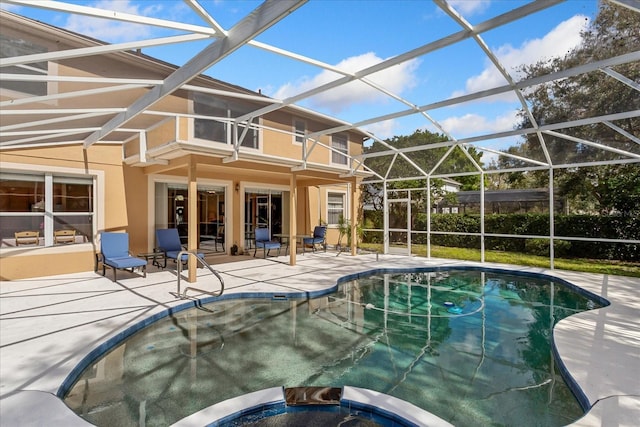 8606 Terrace Pines Ct, Orlando, FL 32836 - pool featuring glass enclosure, a patio area, and a hot tub