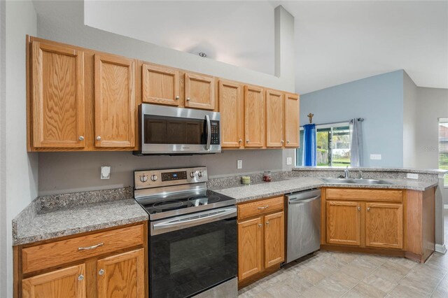 2851 Stonewood Cir, Lakeland, FL 33810 - kitchen with stainless steel appliances, a peninsula, and a sink