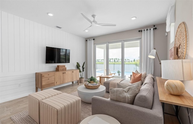 living area with light wood-style floors, recessed lighting, visible vents, and ceiling fan