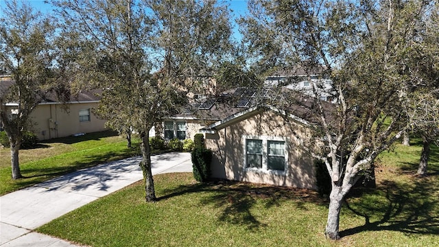 view of front of home featuring a front yard and concrete driveway