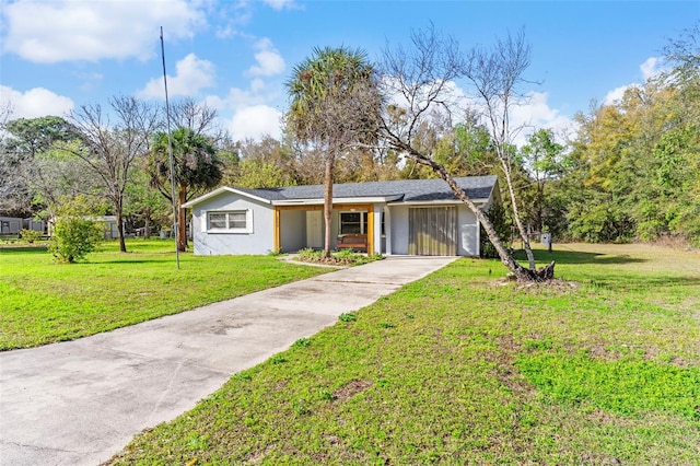 view of front of house featuring driveway and a front lawn