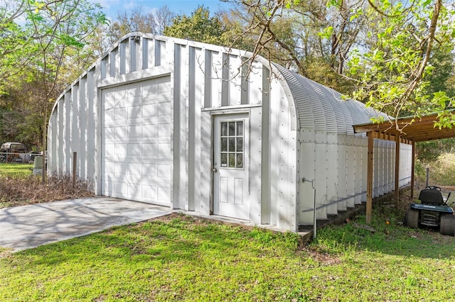 view of outdoor structure with an outdoor structure and driveway