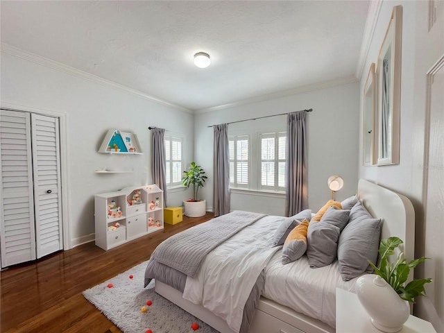 3025 W N A St, Tampa, FL 33609 - bedroom featuring baseboards, dark wood-style flooring, a closet, and ornamental molding