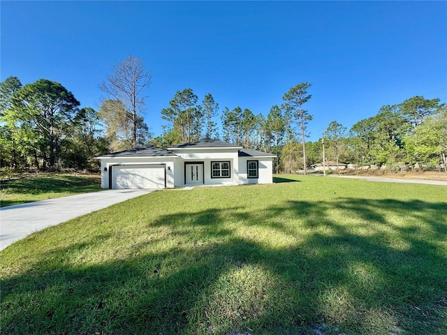 view of front facade featuring a garage, stucco siding, driveway, and a front lawn