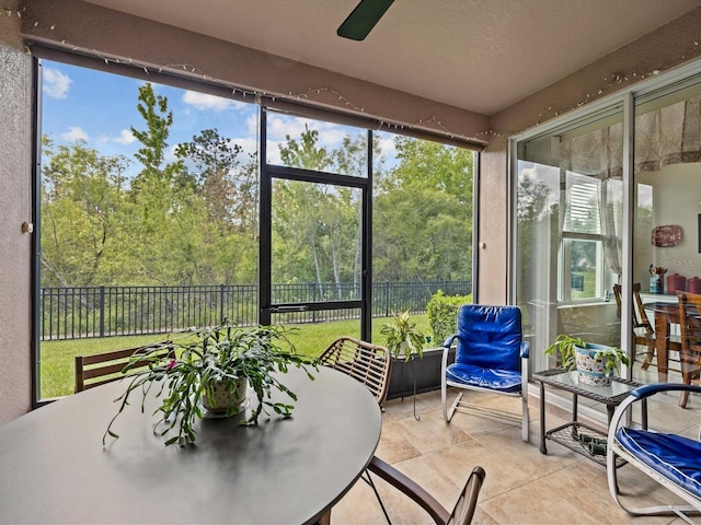 sunroom with ceiling fan