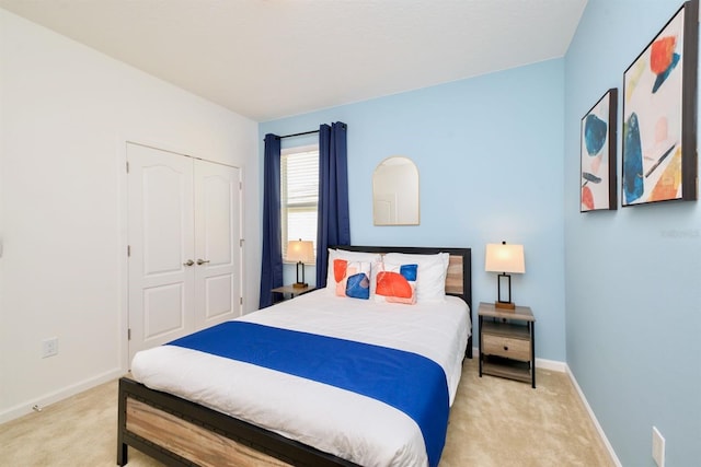 bedroom featuring carpet floors, baseboards, and a closet