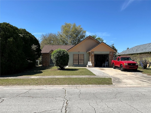 view of front facade featuring driveway, an attached garage, and a front yard