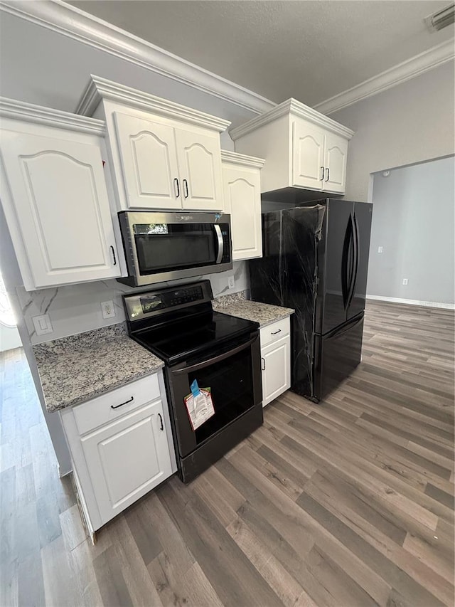 3206 Valerie Blvd, Sebring, FL 33870 - kitchen featuring dark wood-style flooring, visible vents, crown molding, and black appliances