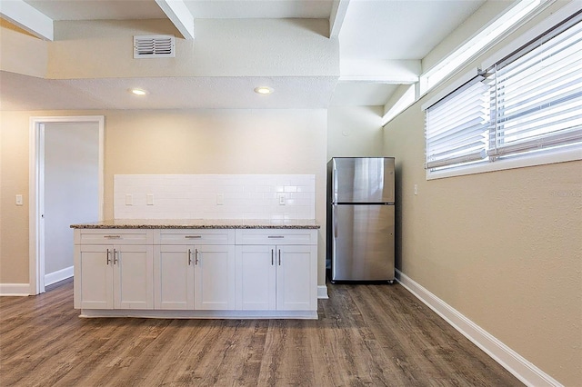 kitchen with tasteful backsplash, visible vents, freestanding refrigerator, and dark wood-style flooring