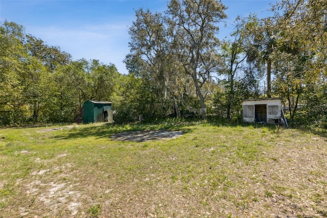 view of yard with an outbuilding and a shed