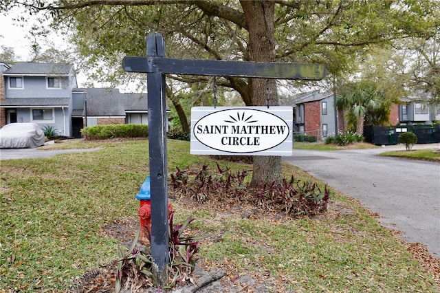 community sign with a yard