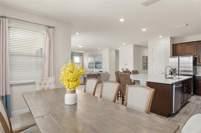 dining space featuring recessed lighting, visible vents, and baseboards