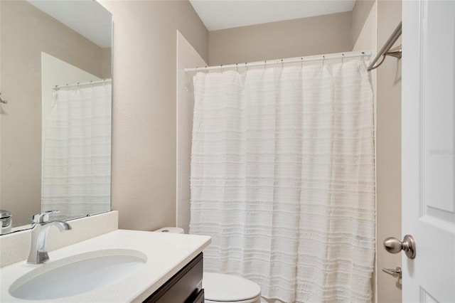 full bathroom featuring toilet, a shower with curtain, and vanity