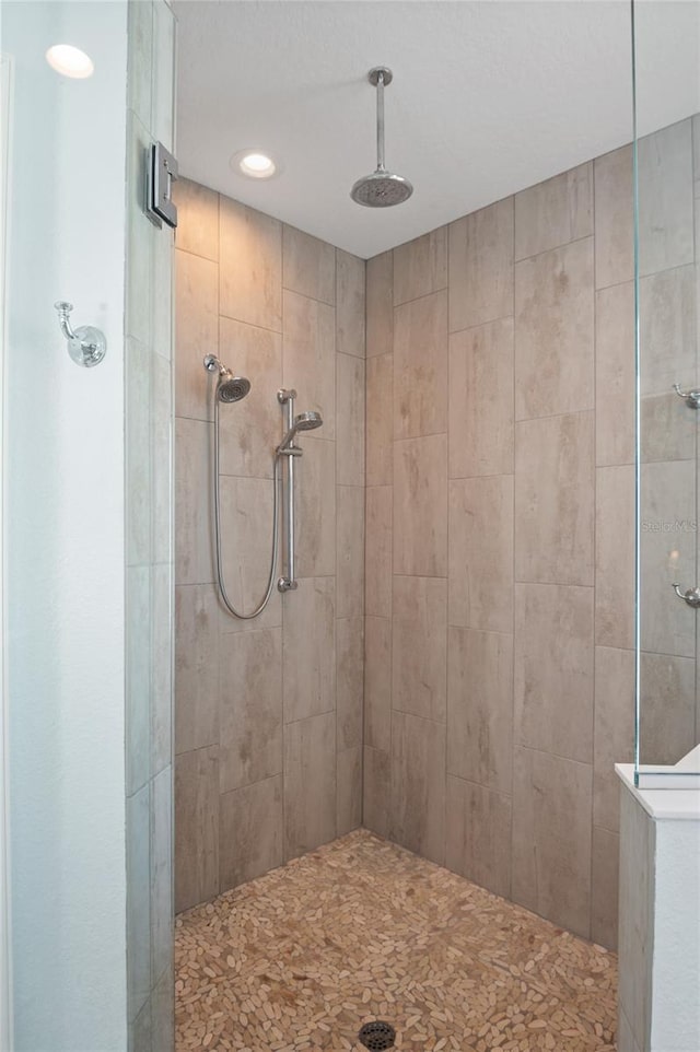 bathroom featuring tiled shower