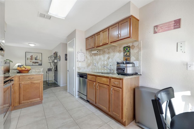 kitchen with visible vents, a sink, decorative backsplash, stove, and dishwasher