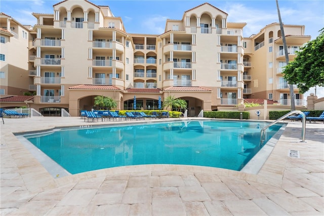 view of swimming pool