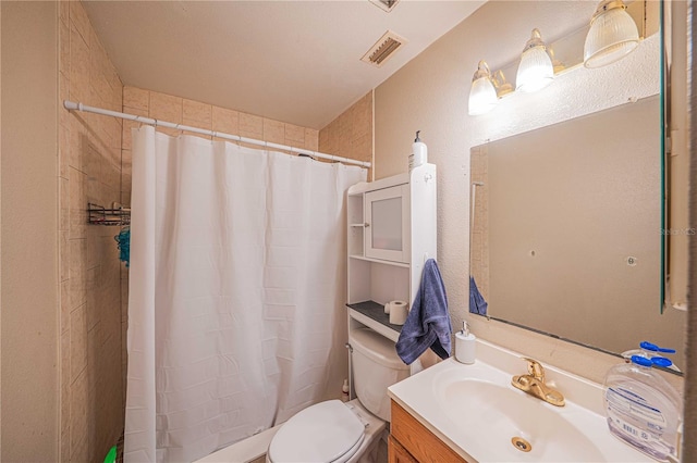 full bath with toilet, a shower with curtain, visible vents, and vanity