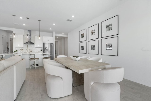 dining space featuring recessed lighting, visible vents, and baseboards