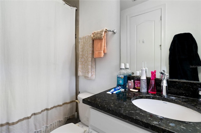 full bathroom with toilet, a shower with shower curtain, and vanity