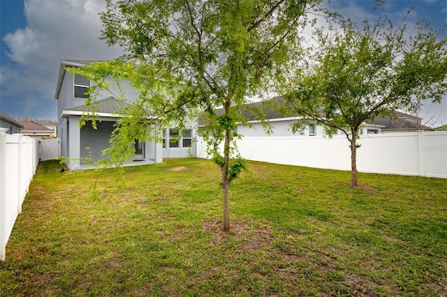 view of yard featuring a fenced backyard