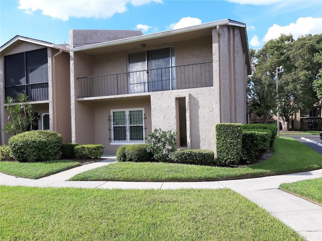 view of front of home featuring a front lawn and stucco siding