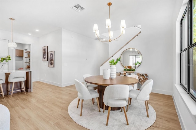 dining area featuring visible vents, a notable chandelier, light wood-style flooring, recessed lighting, and baseboards