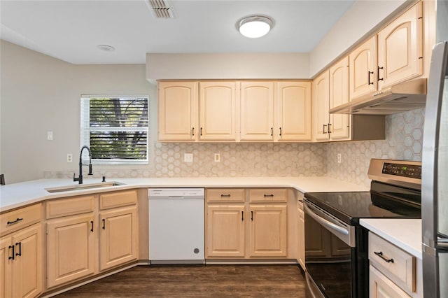 kitchen featuring dark wood-style floors, visible vents, appliances with stainless steel finishes, a sink, and under cabinet range hood