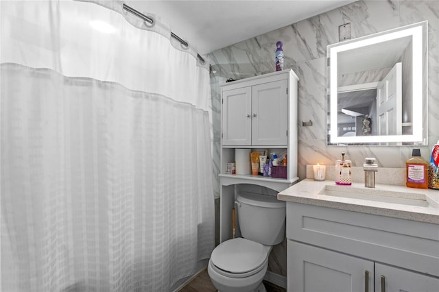 bathroom with a shower with curtain, vanity, and toilet