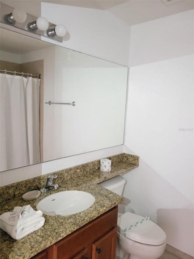 full bathroom with toilet, curtained shower, and vanity