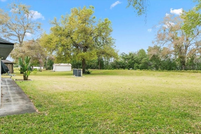 view of yard featuring an outdoor structure and a shed