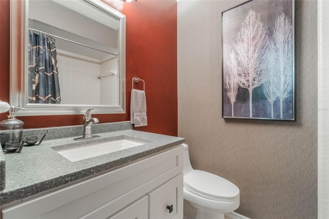 full bathroom with a shower with curtain, vanity, and toilet