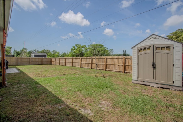 2720 Bancroft Blvd, Orlando, FL 32833 - view of yard with an outdoor structure, a fenced backyard, and a storage shed