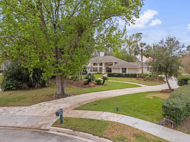 view of front facade with driveway and a front lawn