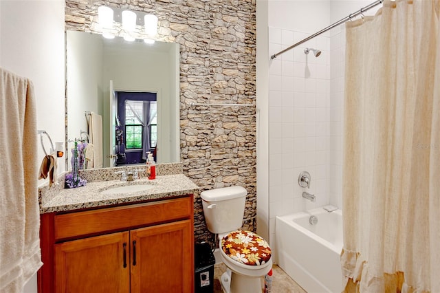 full bath with shower / tub combo with curtain, vanity, and toilet