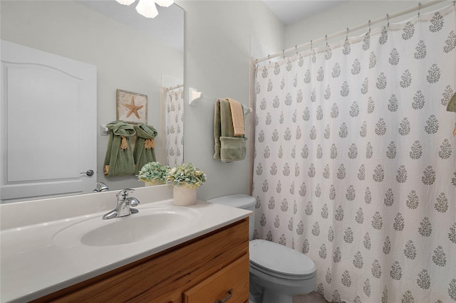 full bathroom with a shower with curtain, toilet, and vanity