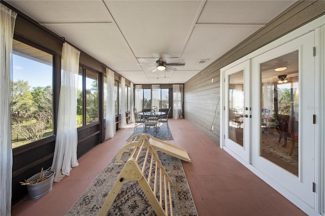 sunroom with visible vents and ceiling fan