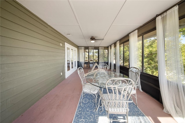 sunroom with ceiling fan