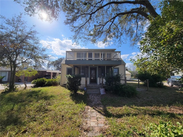 view of front facade with a front yard