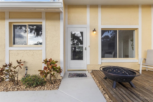 view of exterior entry with stucco siding