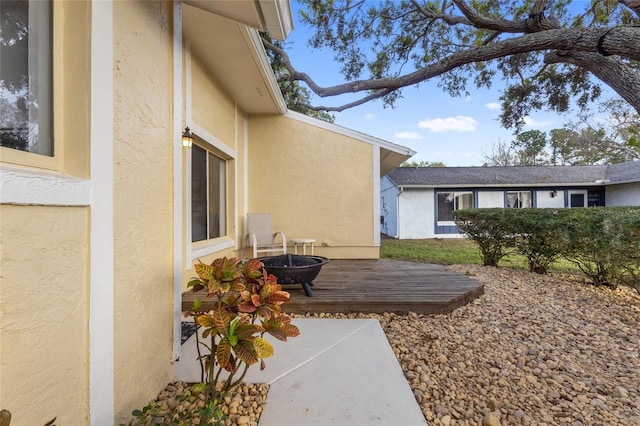 view of yard featuring a fire pit